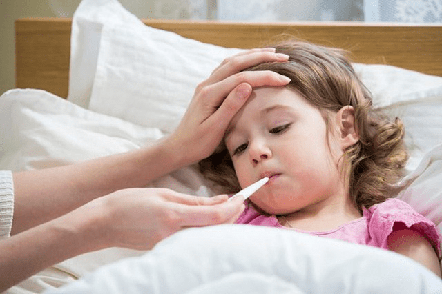 Dùng thuốc hạ sốt cho trẻ đúng liều