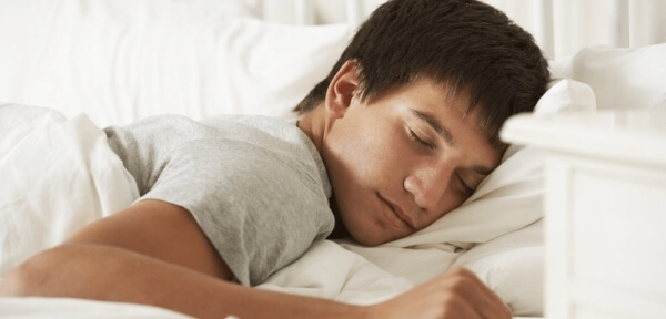 Nghỉ ngơi hợp lý, tránh làm việc quá sức khi bị cảm