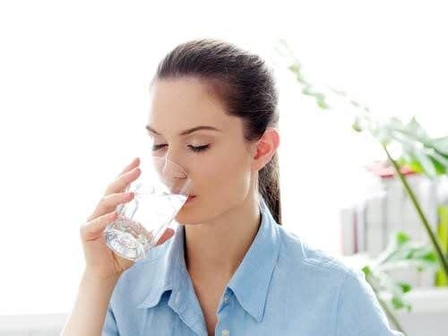 Làm gì khi bị sốt xuất huyết? Hãy bổ sung nước để cơ thể không rơi vào tình trạng mất nước