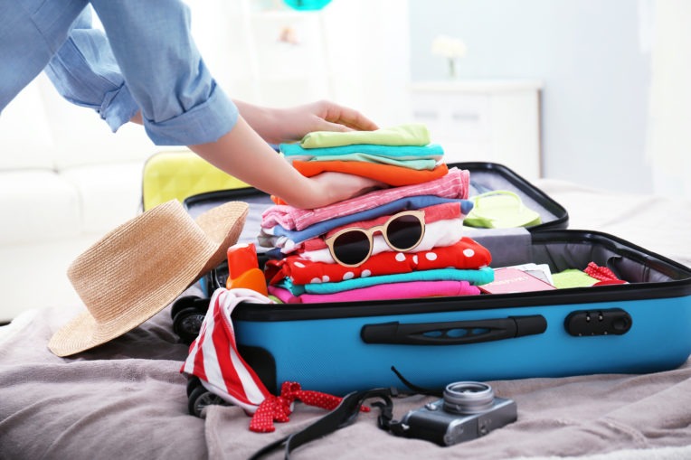 chuẩn bị quần áo và phụ kiện thời trang