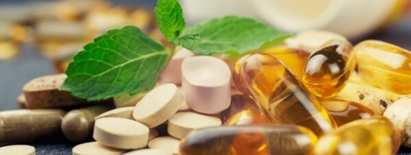 Nên uống vitamin cần thiết cho mẹ bầu với nhiều nước và sau bữa ăn.