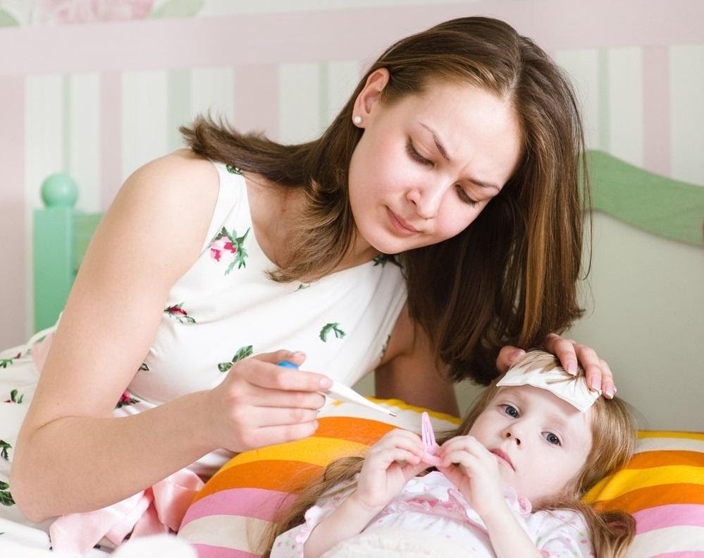 Thường xuyên kiểm tra nhiệt độ khi trẻ sốt