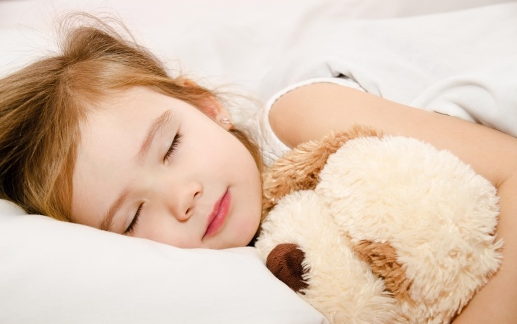 Nghỉ ngơi là một cách hạ sốt cho bé đơn giản và giúp trẻ hạ sốt nhanh 