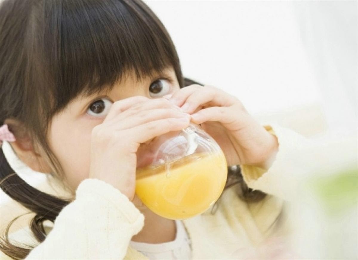 Bổ sung vitamin C cho bé sẽ giúp trẻ hạ sốt 