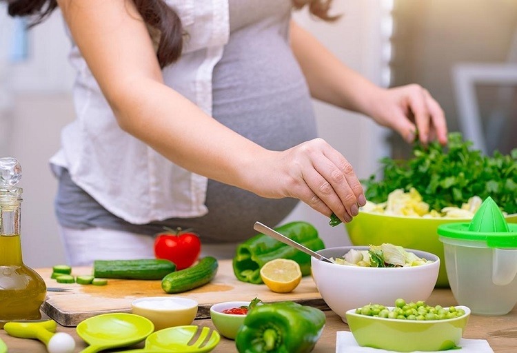 chế độ ăn không hợp lý khiến bà bầu đau răng