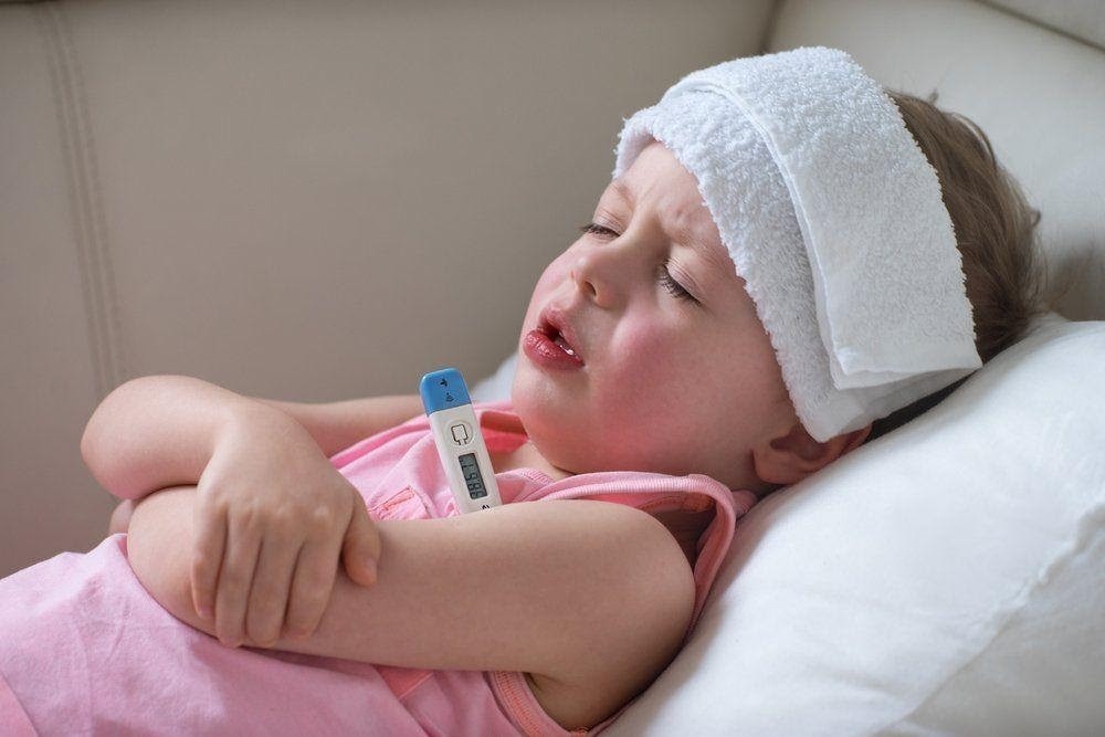 Hạ sốt cho bé bằng cách chườm ấm