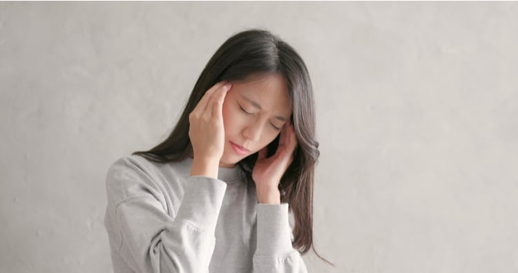 Khi bị căng thẳng có thể dẫn đến tình trạng đau đầu ở thái dương