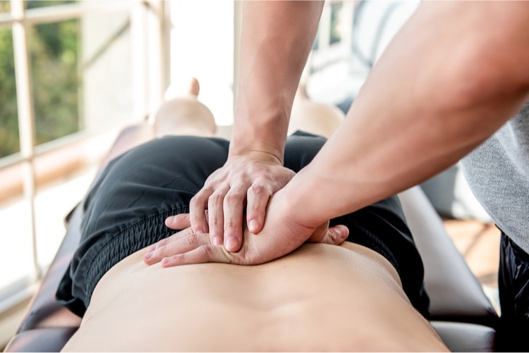 Massage được xem là một trong những biện pháp điều trị hữu hiện cho chứng đau cơ lưng hoặc đau nhức sống lưng