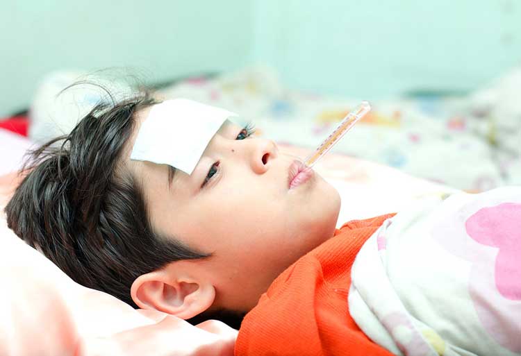 Làm cách nào để hạ sốt cho trẻ an toàn?
