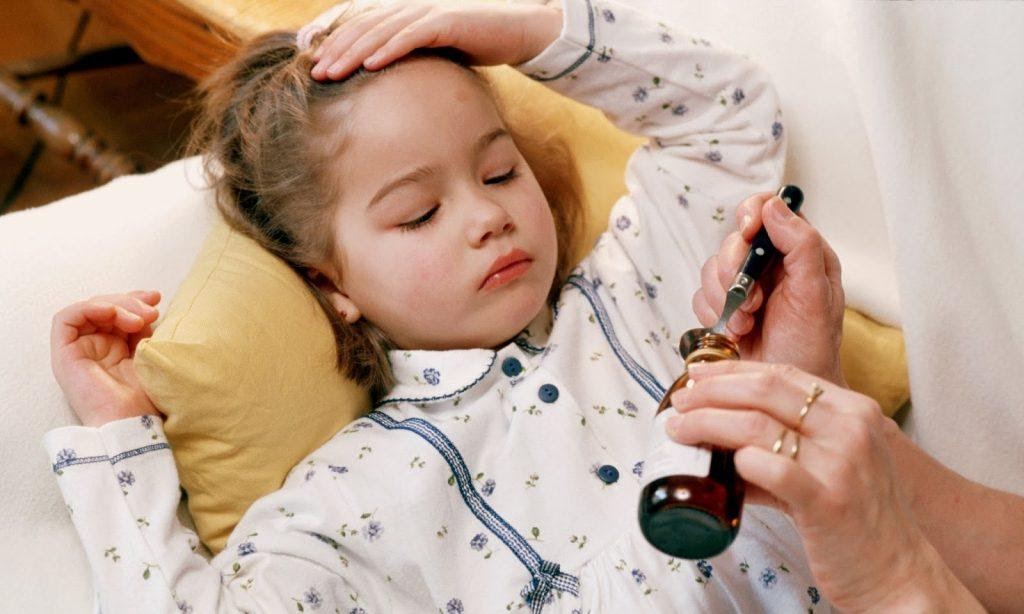 Cho bé dùng thuốc hạ sốt cần đủ và đúng liệu lượng