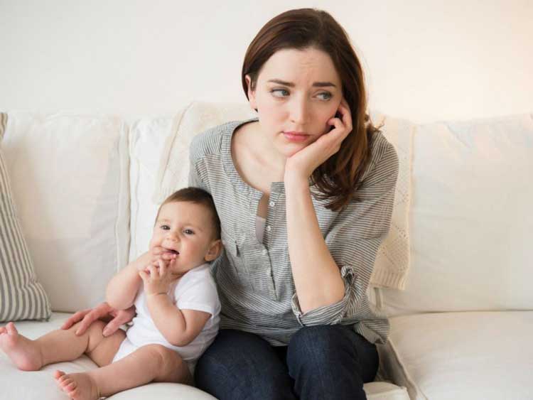 Đau nhức sau sinh mổ khiến cho việc chăm sóc con cái khó khăn 