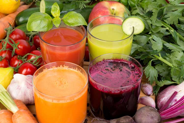 Nước ép rau củ hoặc trái cây không chỉ tăng cường đề kháng mà còn giúp da dẻ thêm hồng hào.