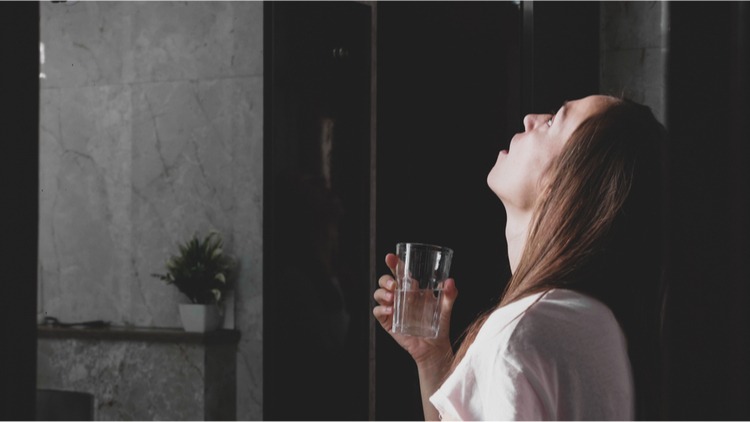Vệ sinh cổ họng bằng nước muối mỗi ngày để phòng ngừa vi khuẩn