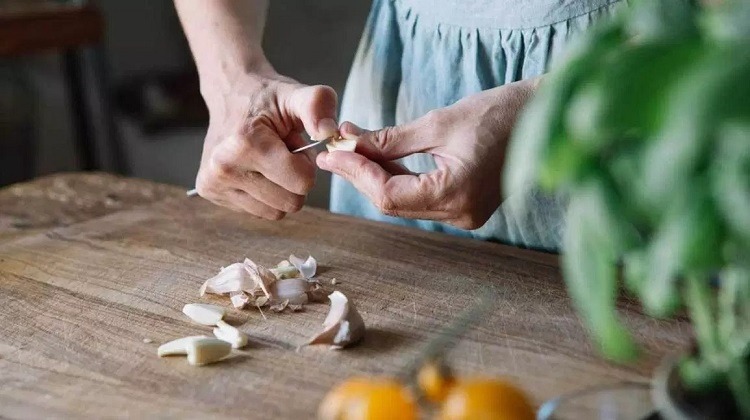 Tỏi cùng kết hợp nguyên liệu khác tạo hỗn hợp giảm đau răng