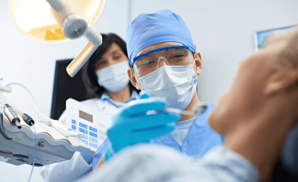Bạn cần đến nha sĩ để có cách điều trị phù hợp khi bị đau răng
