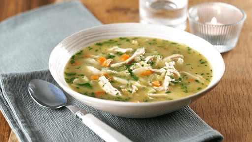 Canh gà ấm là thực phẩm phù hợp với người đang bị viêm họng