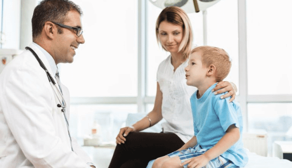 Dẫn trẻ đến gặp bác sĩ để được điều trị dứt điểm khi có dấu hiệu sốt cao đau đầu ở trẻ em