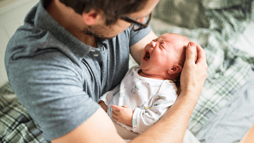 Bé sốt do viêm họng là một trong những triệu chứng đi kèm khi bé bị viêm họng.