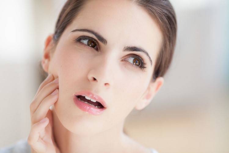 Đau nhức quai hàm gây ảnh hưởng đến khả năng ăn uống cũng như nói chuyện