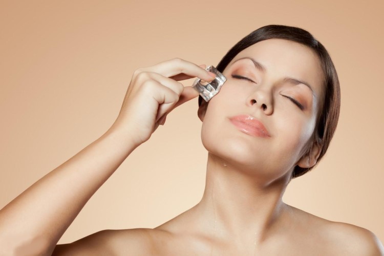 Chườm lạnh là biện pháp giảm đau nhức quai hàm