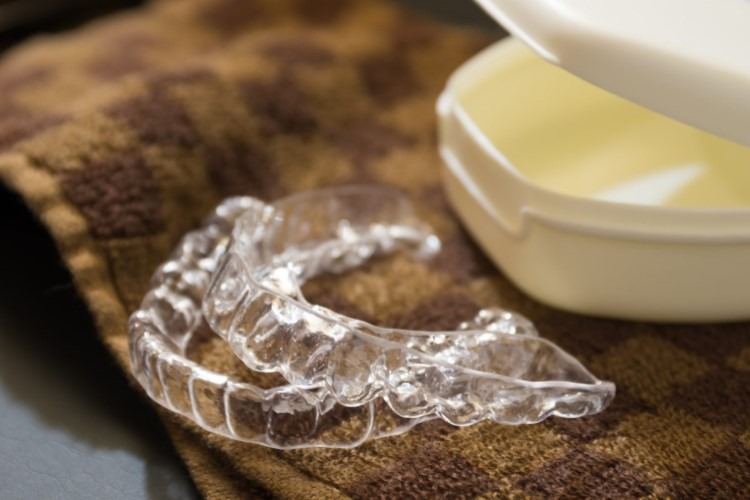 Sử dụng dụng cụ bảo vệ miệng khi bị đau nhức quai hàm