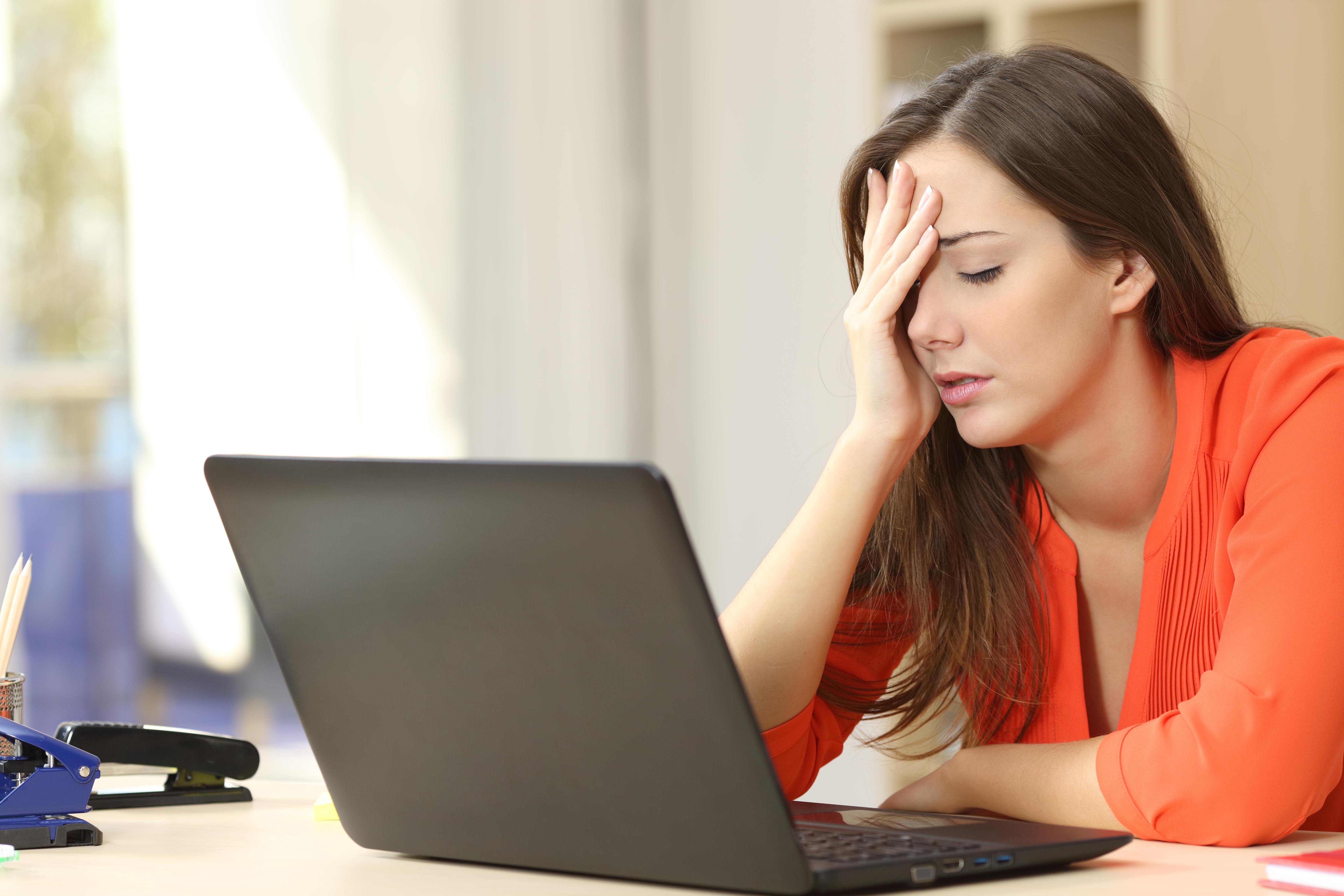 đau đầu do ngồi nhiều trước máy tính