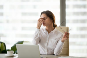 Bạn có thể dùng thuốc giảm đau không kê đơn để điều trị đau đầu và đau nhức mắt ( đau nhức ở đuôi mắt phải hoặc trái)