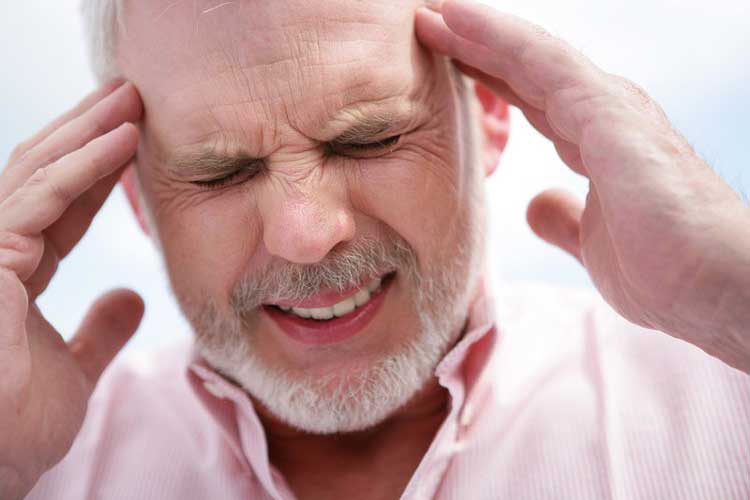 Đi khám bệnh khi bị đau đầu dữ dội