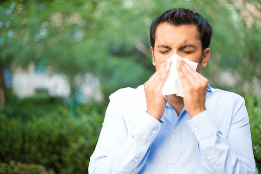 Những người có thói quen hút thuốc lá có thể bị đau họng kéo dài