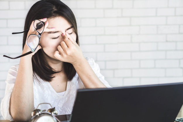mỏi mắt do ngồi máy tính