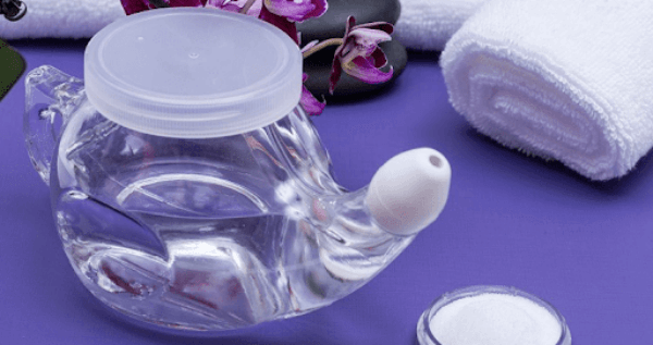 Sử dụng bình Neti Pot để rửa mũi sẽ giúp làm sạch xoang mũi kỹ hơn