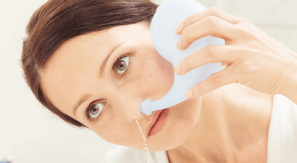 giảm sổ mũi bẳng cách rửa mũi bằng nước muối sinh lý