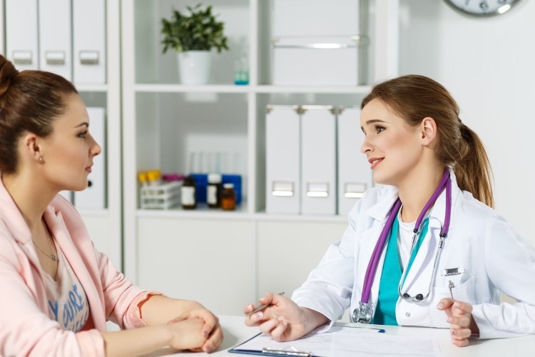 Khi bị đau nhức tay, nên gặp bác sĩ để xác định nguyên nhân gây đau nhức cổ tay