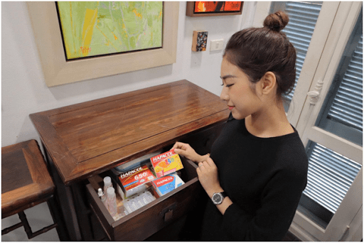 Thuốc hạ sốt và nước rửa tay khô là thứ không thể thiếu trong tủ thuốc gia đình