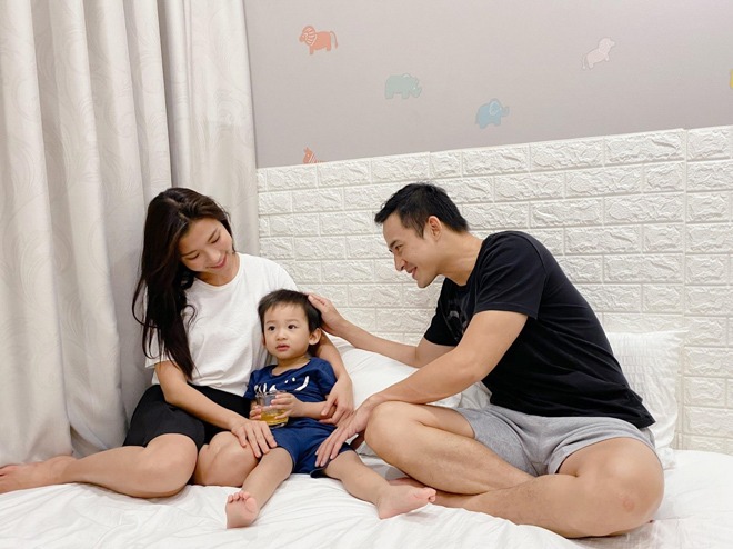 Thúy Diễm hạ sốt cho con