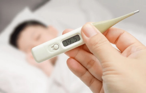 Nên thường xuyên kiểm tra nhiệt độ cơ thể của bệnh nhân sốt xuất huyết