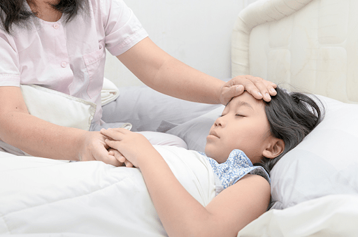 Trẻ bi sốt cao do sốt xuất huyết
