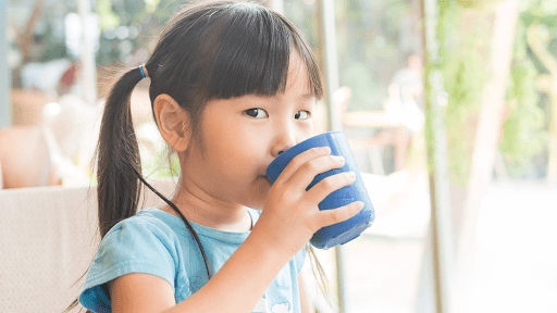 Cho bé uống nhiều nước khi sốt