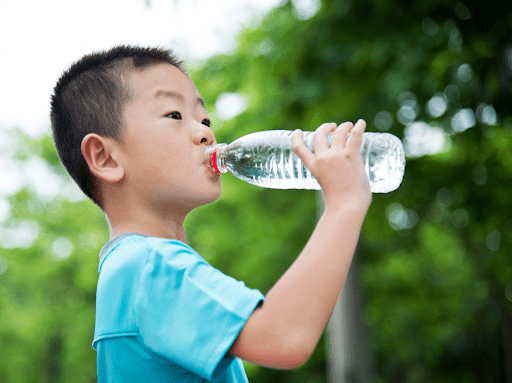 Nếu trẻ sơ sinh bị cảm, bạn nên thường xuyên hút dịch mũi, rửa mũi cho trẻ bằng nước muối sinh lý