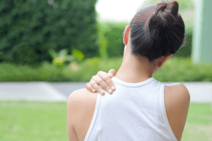 Cơn đau nhức vai có thể khởi phát do trật khớp vai