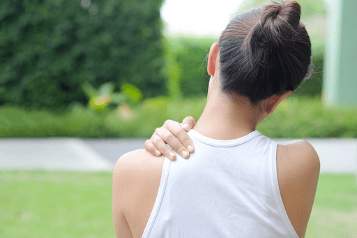 Cơn đau nhức vai có thể khởi phát do trật khớp vai
