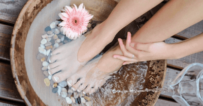 Ngâm chân vào nước ấm kết hợp xoa bóp nhẹ nhàng sẽ giúp tăng cường lưu thông máu và là giảm đau nhức 2 chân