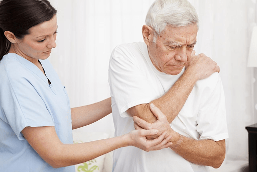 Thời tiết trở lạnh, giao mùa là thời điểm dễ xuất hiện các cơn đau nhức ở xương khớp