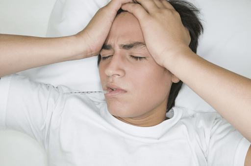 Biểu hiện sốt cao kèm phát ban ở người lớn là sốt cao đột ngột trên 39 độ C