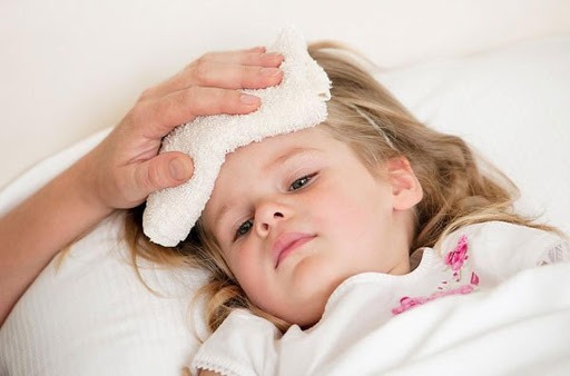 Khi bé sốt cao tay chân lạnh thường có triệu chứng bàn tay và bàn chân lạnh ngắt