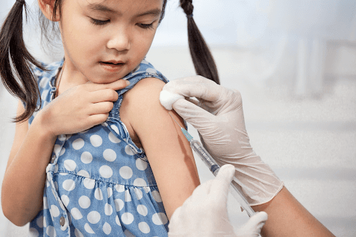 Bố mẹ cần cho bé đi tiêm ngừa đầy đủ theo khuyến nghị của Bộ Y tế.