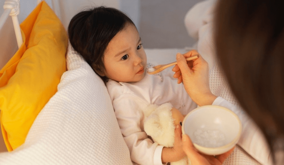 Cho bé ăn những thức ăn lỏng giàu dinh dưỡng để bé có sức đề kháng tốt hơn
