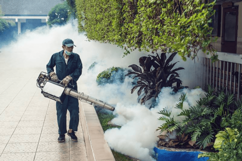 Phun thuốc diệt muỗi giúp giảm các nguy cơ mắc bệnh truyền nhiễm do muỗi