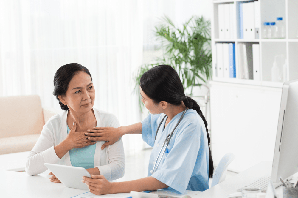 Nên đi thăm khám bác sĩ nếu có dấu hiệu sốt xuất huyết nặng