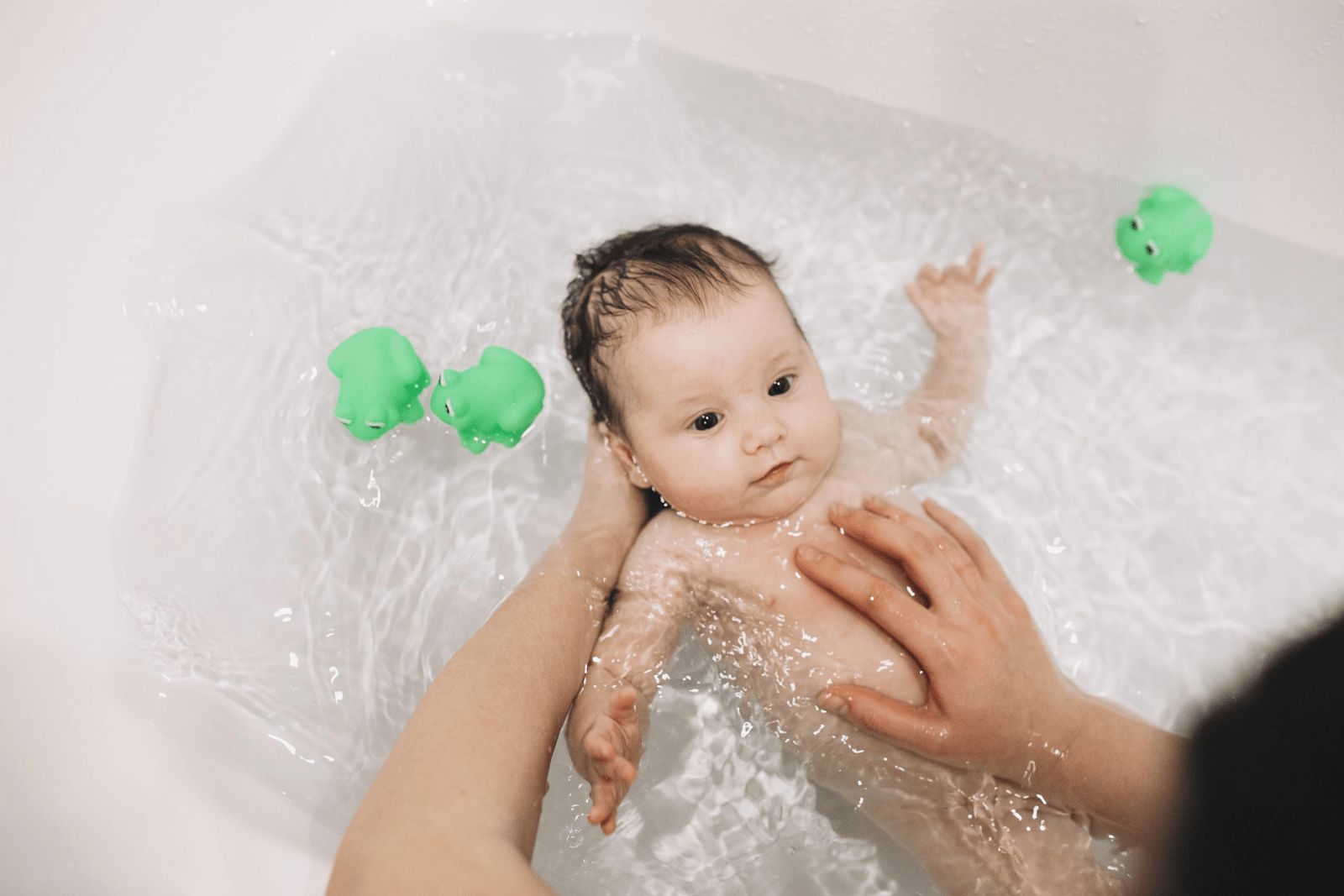 Vệ sinh sạch sẽ cho bé để tránh nguy cơ bội nhiễm